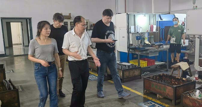 艾思捷技術顧總帶俄羅斯客戶參觀廠區 (3).jpg